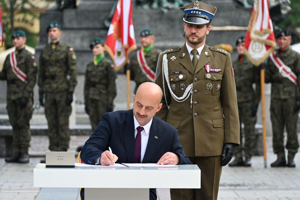 Centralne Obchody Święta Wojsk Lądowych połączone z wręczeniem sztandaru Dowództwu 2. Korpusu Polskiego – Dowództwu Komponentu Lądowego. Fot. Janusz Ślęzak (IPN)