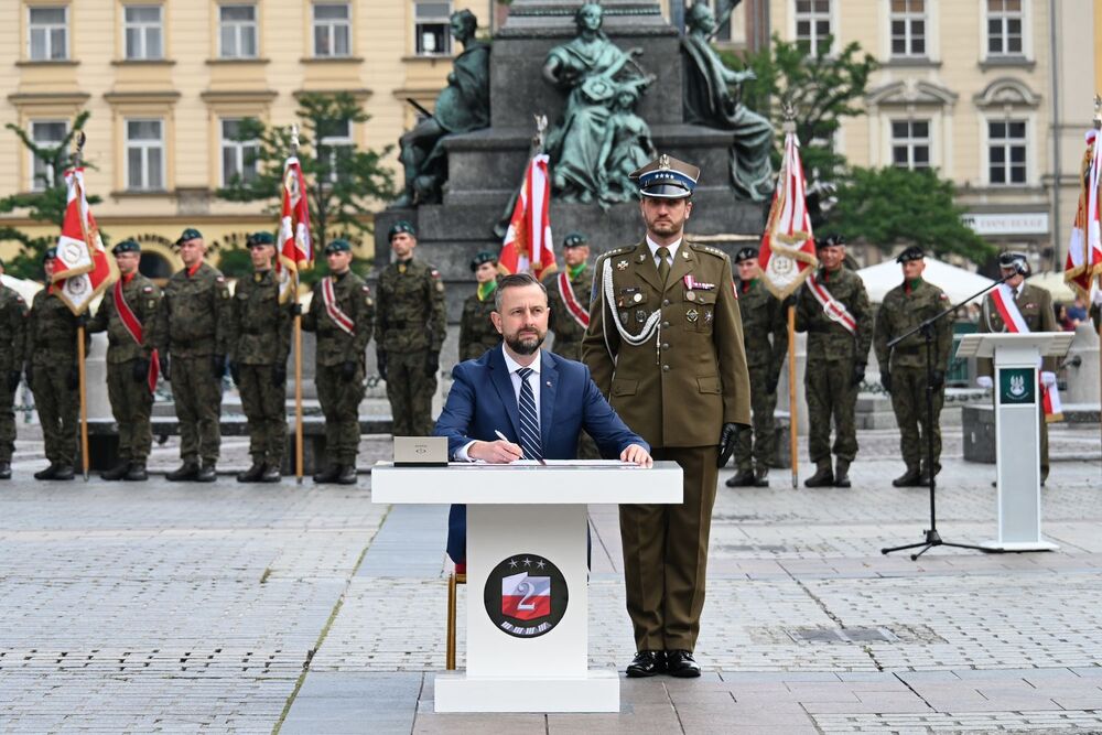 Centralne Obchody Święta Wojsk Lądowych połączone z wręczeniem sztandaru Dowództwu 2. Korpusu Polskiego – Dowództwu Komponentu Lądowego. Fot. Janusz Ślęzak (IPN)