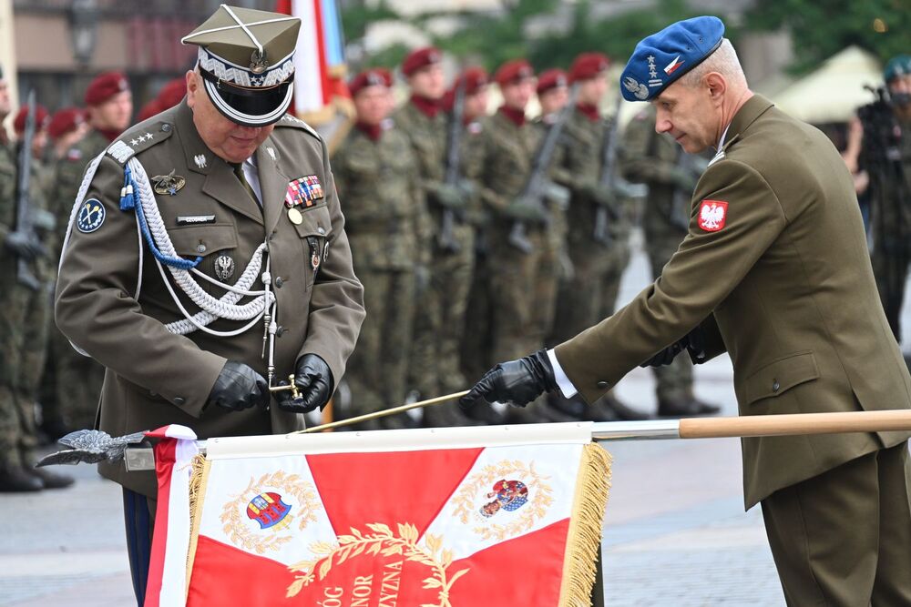 Centralne Obchody Święta Wojsk Lądowych połączone z wręczeniem sztandaru Dowództwu 2. Korpusu Polskiego – Dowództwu Komponentu Lądowego. Fot. Janusz Ślęzak (IPN)