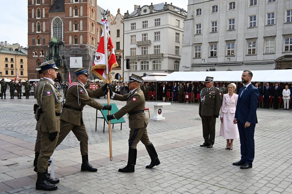 Centralne Obchody Święta Wojsk Lądowych połączone z wręczeniem sztandaru Dowództwu 2. Korpusu Polskiego – Dowództwu Komponentu Lądowego. Fot. Janusz Ślęzak (IPN)