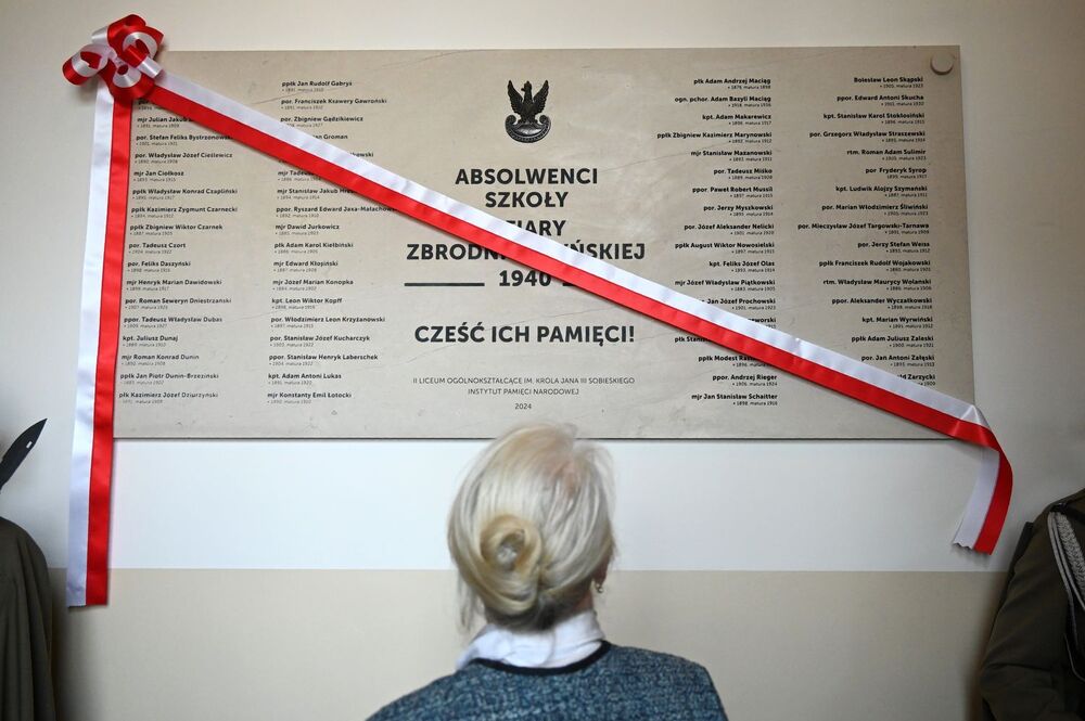 Uroczystość odsłonięcia tablicy absolwentów II LO w Krakowie – ofiar zbrodni katyńskiej. Fot. Janusz Ślęzak (IPN)