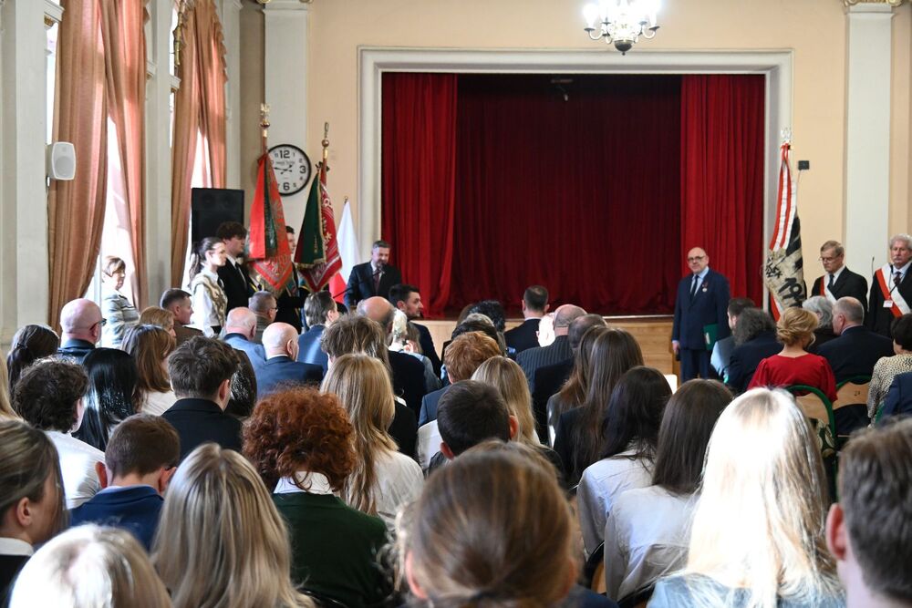 Uroczystość odsłonięcia tablicy absolwentów II LO w Krakowie – ofiar zbrodni katyńskiej. Fot. Janusz Ślęzak (IPN)