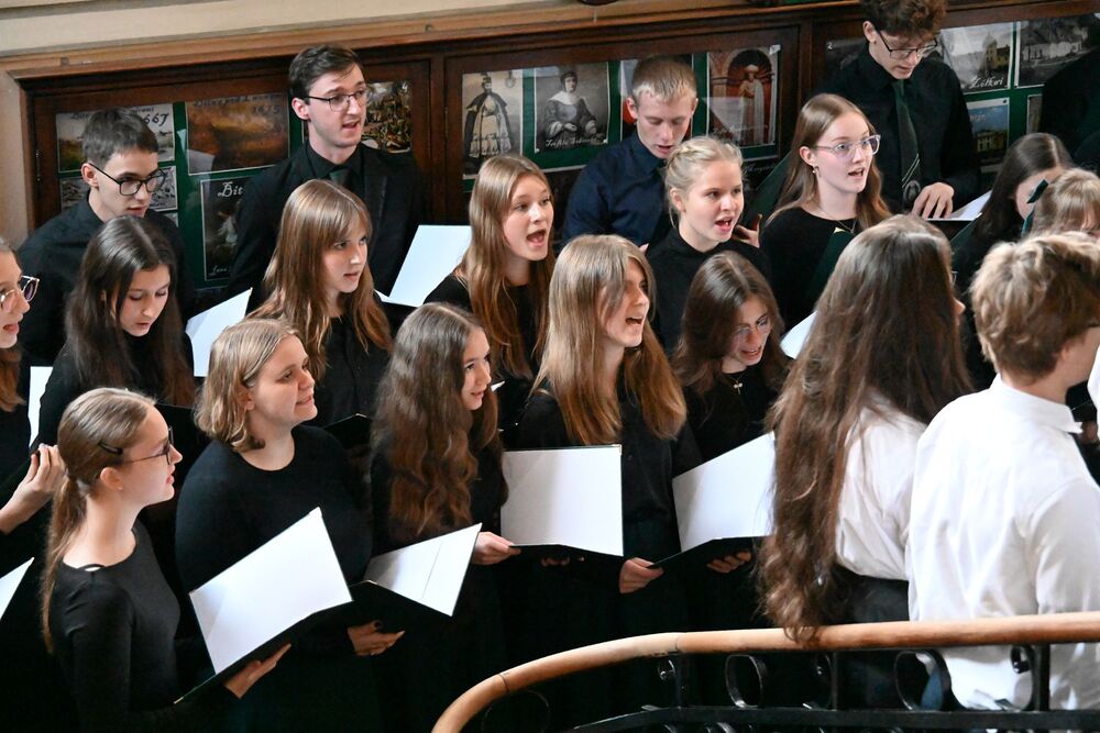 Uroczystość odsłonięcia tablicy absolwentów II LO w Krakowie – ofiar zbrodni katyńskiej. Fot. Janusz Ślęzak (IPN)