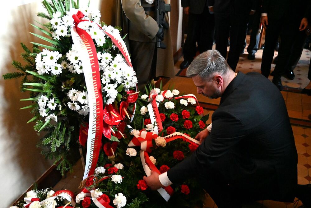 Uroczystość odsłonięcia tablicy absolwentów II LO w Krakowie – ofiar zbrodni katyńskiej. Fot. Janusz Ślęzak (IPN)