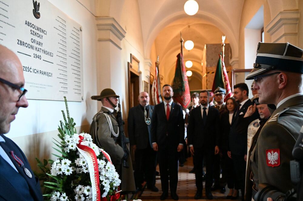 Uroczystość odsłonięcia tablicy absolwentów II LO w Krakowie – ofiar zbrodni katyńskiej. Fot. Janusz Ślęzak (IPN)