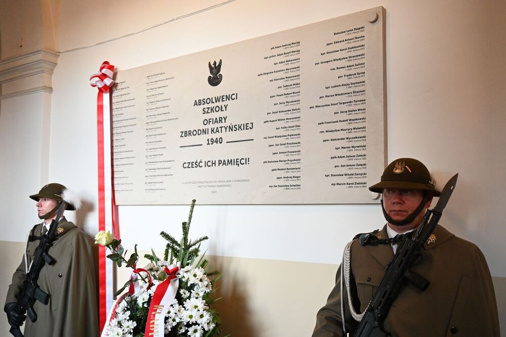 Uroczystość odsłonięcia tablicy absolwentów II LO w Krakowie – ofiar zbrodni katyńskiej. Fot. Janusz Ślęzak (IPN)
