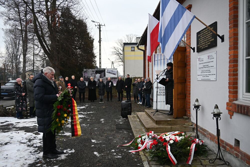 Uroczystość w dawnym podobozie Bor/Budy. Fot. Janusz Ślęzak (IPN)