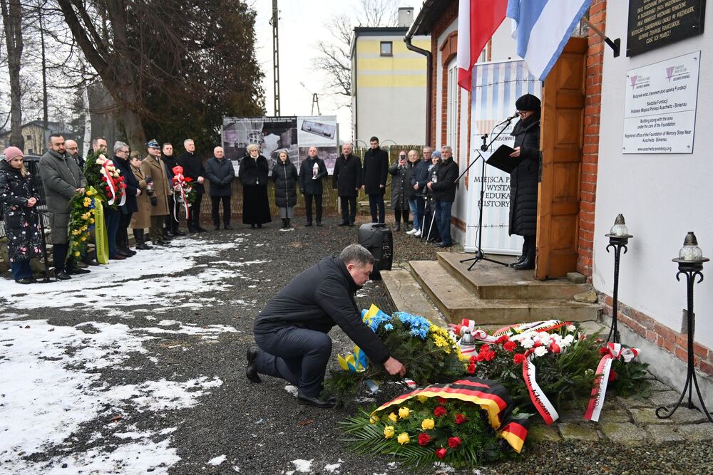 Uroczystość w dawnym podobozie Bor/Budy. Fot. Janusz Ślęzak (IPN)