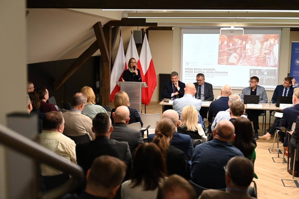 Konferencja naukowa „Poza regulaminem, poza służbą, poza prawem. Codzienność, praktyki nieformalne i życie pozazawodowe funkcjonariuszy SB w latach 1956-1990”. Fot. Żaneta Wierzgacz (IPN)