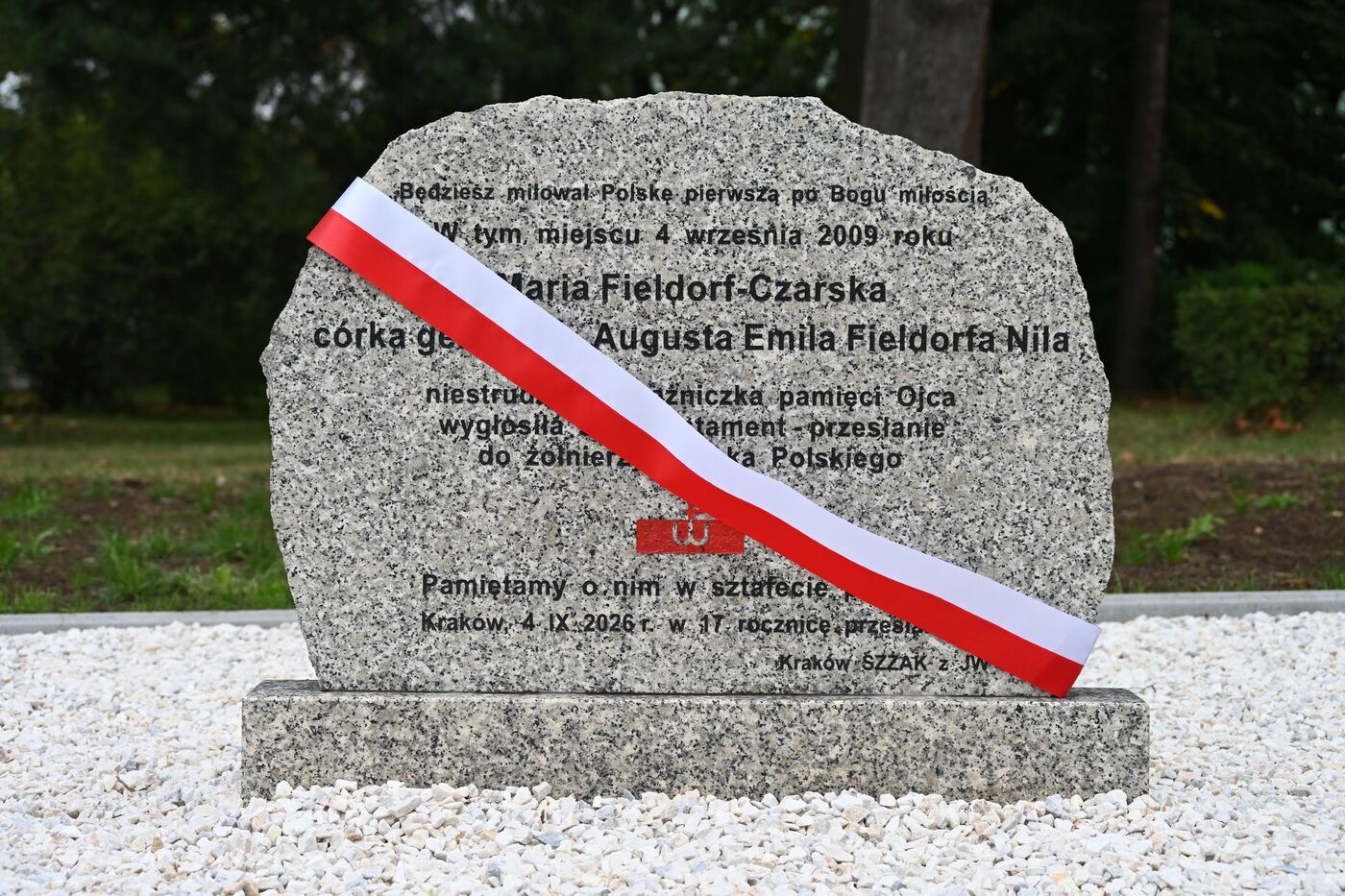 Odsłonięcie tablicy poświęconej Marii Fieldorf-Czarskiej. Fot. Janusz Ślęzak (IPN)