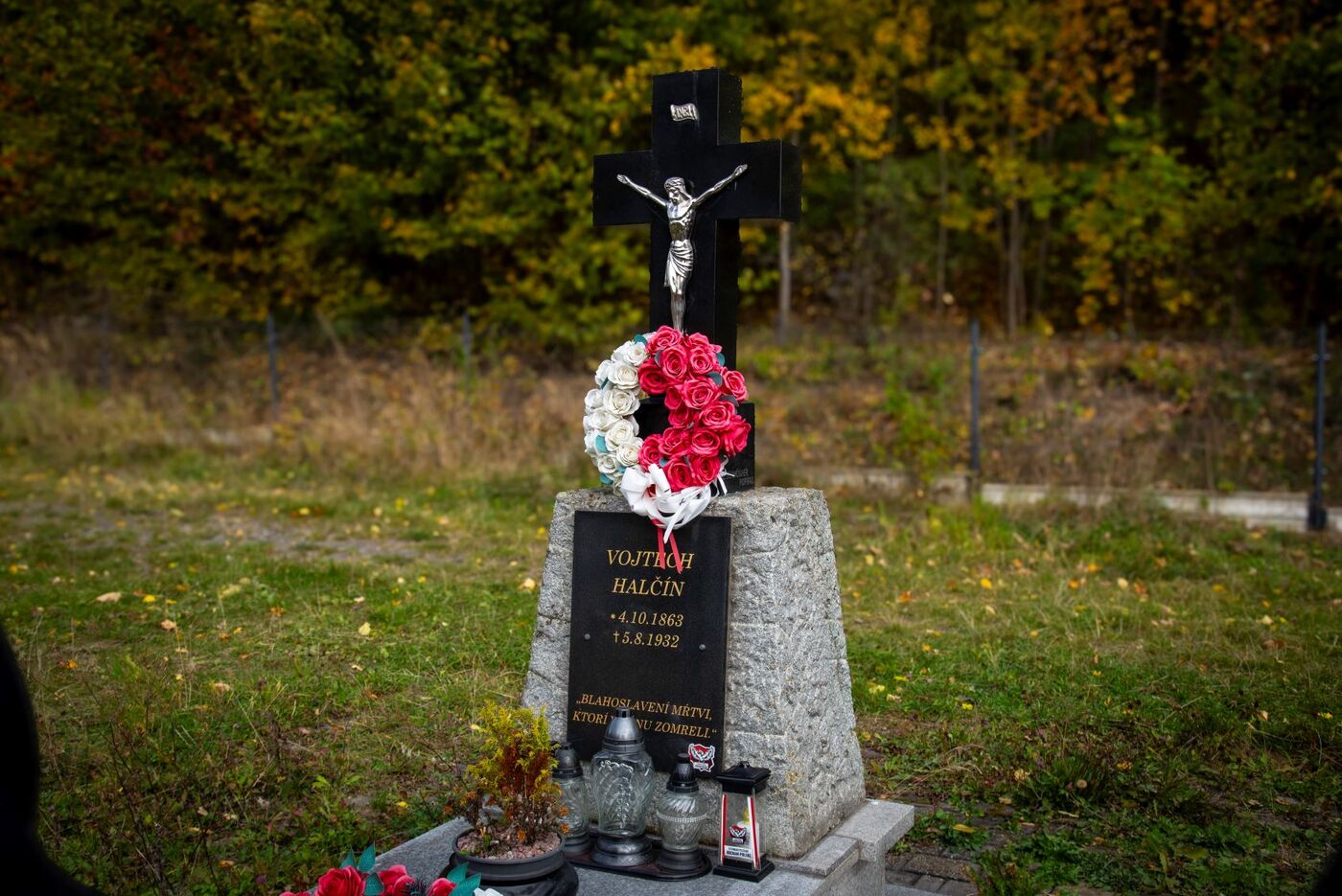 Kwiaty na grobie Wojciecha Halczyna. Fot. Agnieszka Masłowska (IPN)