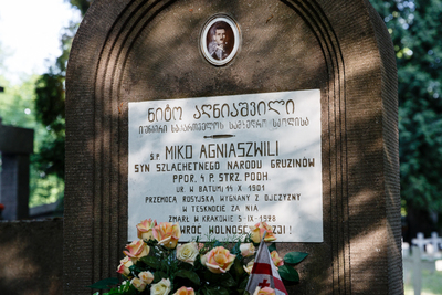Cmentarz Rakowicki, groby gruzińskich oficerów WP: Miko Agniaszwilego i Jerzego Turaszwilego