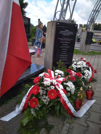 Odsłonięcie tablicy pamiątkowej na cmentarzu w Więcławicach Starych