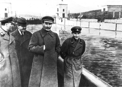 Nikołaj Jeżow (w latach 1936-1938 ludowy komisarz spraw wewnętrznych ZSRS; pierwszy od prawej) i Józef Stalin na spacerze nad kanałem Wołga – Don, 22 IV 1937 r.