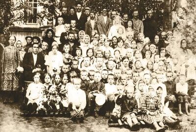 Polska społeczność przed kościołem św. Jozafata we wsi Jabłonne pod Dołbyszem w Ukraińskiej SRS (dziś Zelena Dibrova), około 1936 r. Mężczyźni z Jabłonnego zostali wymordowani przez NKWD podczas operacji polskiej 1937–1938, a większość kobiet z dziećmi deportowano. Fot. ze zbiorów Mariji Zajinczkowskiej