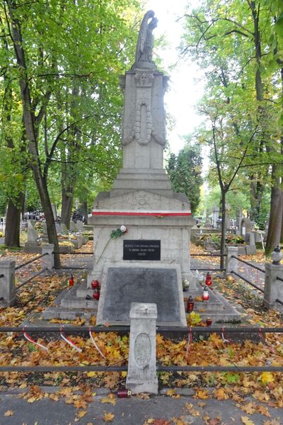 Prace konserwatorskie przy pomniku Orląt Krakowskich na cmentarzu Rakowickim