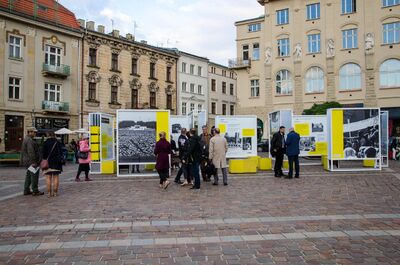 Otwarcie wystawy plenerowej „Wstańcie, chodźmy. Pierwsza pielgrzymka Jana Pawła II do Polski” – Kraków, 16 października 2019