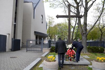 Prezes IPN dr Jarosław Szarek złożył kwiaty pod pomnikiem Krzyża Nowohuckiego. Fot. Janusz Ślęzak (IPN)