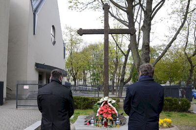 Prezes IPN dr Jarosław Szarek złożył kwiaty pod pomnikiem Krzyża Nowohuckiego. Fot. Janusz Ślęzak (IPN)