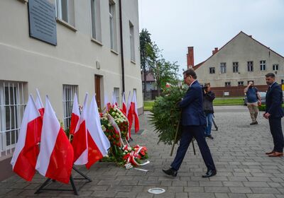 14 czerwca 2020. Prezes IPN złożył kwiaty pod tablicą pamięci w Oświęcimiu. Fot. Monika Wojtyca-Gaweł (IPN)
