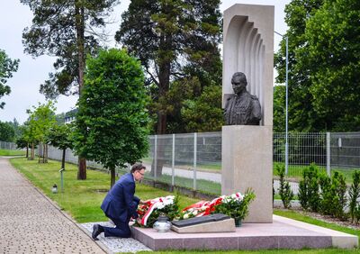14 czerwca 2020. Prezes IPN złożył kwiaty pod pomnikiem rtm. Pileckiego w Oświęcimiu. Fot. Monika Wojtyca-Gaweł (IPN)