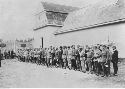 Strzelcy na krakowskich Oleandrach, sierpień 1914. Fot. NAC