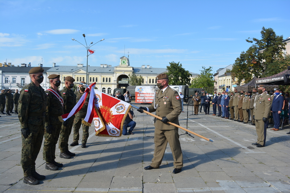 Naczelnik Delegatury IPN w Kielcach została matką chrzestną sztandaru 10. Świętokrzyskiej Brygady Obrony Terytorialnej - fot. Katarzyna Pronobis