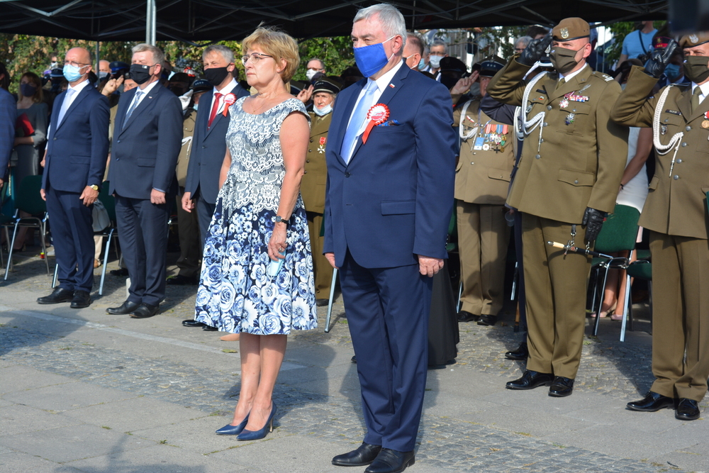 Naczelnik Delegatury IPN w Kielcach została matką chrzestną sztandaru 10. Świętokrzyskiej Brygady Obrony Terytorialnej - fot. Katarzyna Pronobis