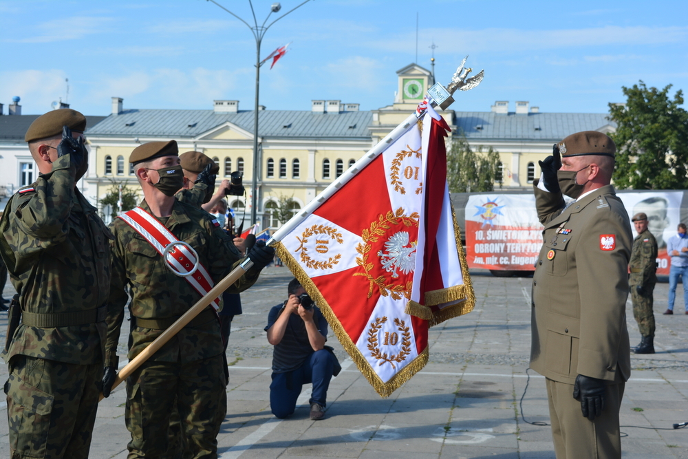 Naczelnik Delegatury IPN w Kielcach została matką chrzestną sztandaru 10. Świętokrzyskiej Brygady Obrony Terytorialnej - fot. Katarzyna Pronobis