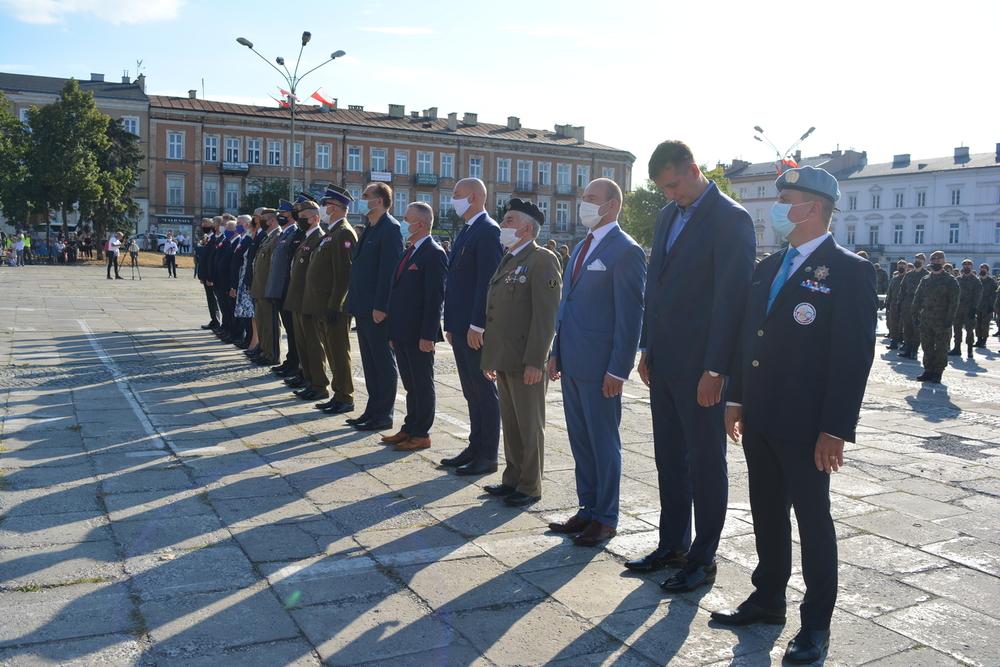 Naczelnik Delegatury IPN w Kielcach została matką chrzestną sztandaru 10. Świętokrzyskiej Brygady Obrony Terytorialnej - fot. Katarzyna Pronobis