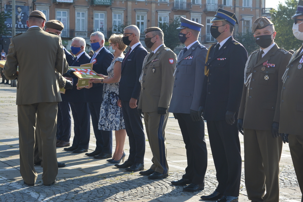 Naczelnik Delegatury IPN w Kielcach została matką chrzestną sztandaru 10. Świętokrzyskiej Brygady Obrony Terytorialnej - fot. Katarzyna Pronobis