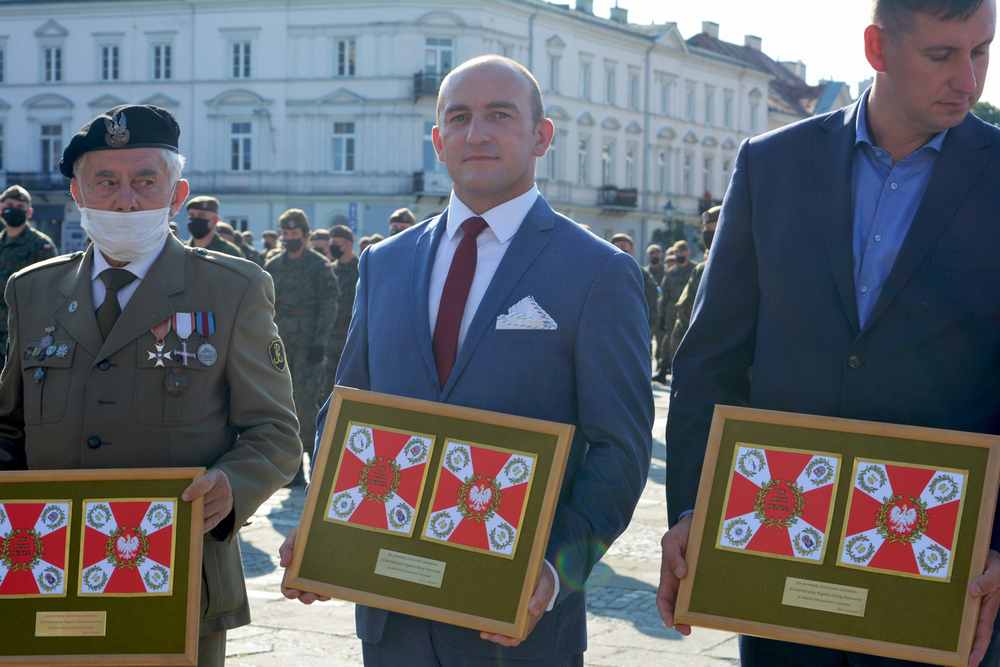 Naczelnik Delegatury IPN w Kielcach została matką chrzestną sztandaru 10. Świętokrzyskiej Brygady Obrony Terytorialnej - fot. Katarzyna Pronobis
