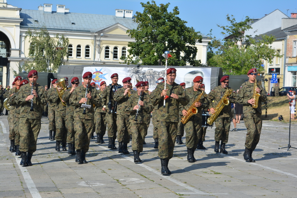 Naczelnik Delegatury IPN w Kielcach została matką chrzestną sztandaru 10. Świętokrzyskiej Brygady Obrony Terytorialnej - fot. Katarzyna Pronobis