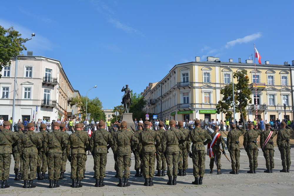 Naczelnik Delegatury IPN w Kielcach została matką chrzestną sztandaru 10. Świętokrzyskiej Brygady Obrony Terytorialnej - fot. Katarzyna Pronobis