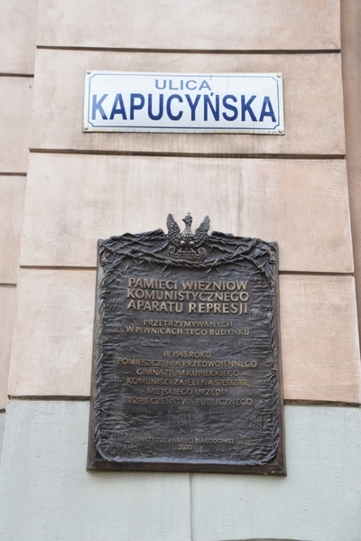 Tablica pamięci więźniów MUBP w Krakowie. Fot. IPN