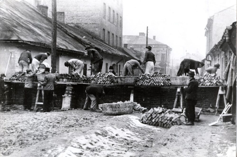 Budowa muru getta w Podgórzu. Fot. ze zbiorów IPN w Krakowie