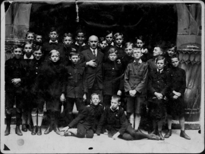 Aleksander Kołodziejczyk (w górnym rzędzie, czwarty od lewej) w czasach szkolnych (25 czerwca 1923 r.). Fot. Archiwum IPN