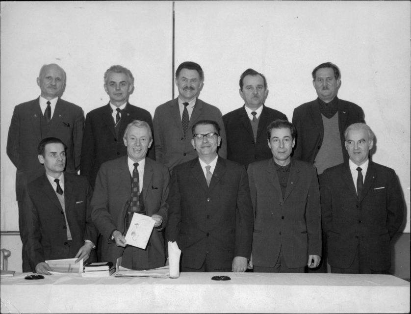 Byli więźniowie pierwszego transportu do KL Auschwitz podczas rocznicowych obchodów (Oświęcim, 27 stycznia 1970 r.). W dolnym rzędzie widoczni m.in. Aleksander Kołodziejczyk (drugi od lewej) oraz pierwszy polski więzień KL Auschwitz, Stanisław Ryniak (pierwszy od prawej). Fot. Archiwum IPN