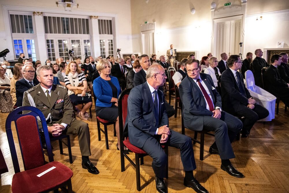 Prezesi IPN oraz Zastępca Dyrektora odznaczeni ryngrafem 400-lecia obecności Zakonu Mniszek Dominikańskich w Krakowie na Gródku - fot. Agnieszka Masłowska (IPN)