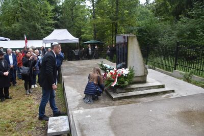 W Rabce odsłonięto tablicę upamiętniającą Żydów – ofiary Holokaustu. Fot. IPN