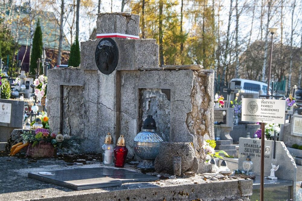 Krakowski IPN remontuje groby weteranów walk o niepodległość Polski. Fot. IPN