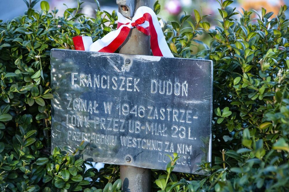 Krakowski IPN remontuje groby weteranów walk o niepodległość Polski. Fot. IPN