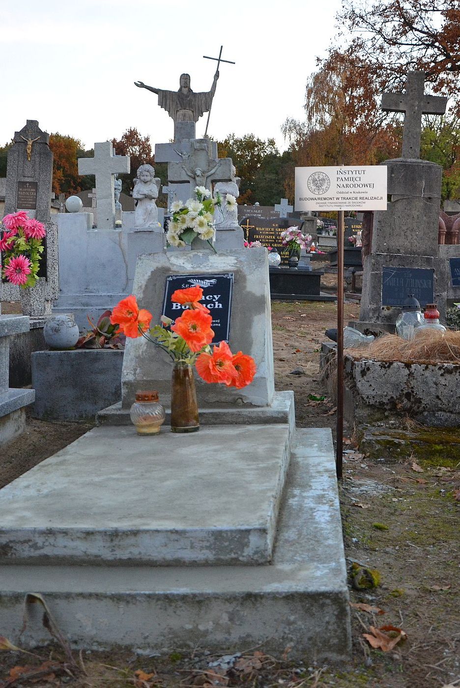 Krakowski IPN remontuje groby weteranów walk o niepodległość Polski. Fot. IPN