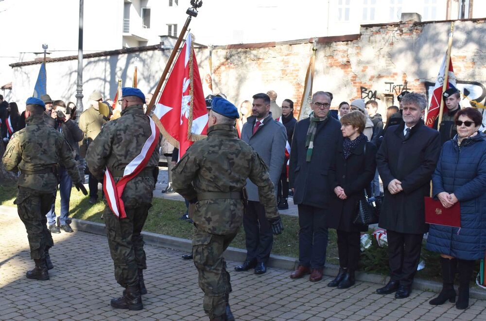 Odsłonięcie tablicy gen. Bolesława Roi w Kielcach. Fot. Katarzyna Pronobis (IPN)