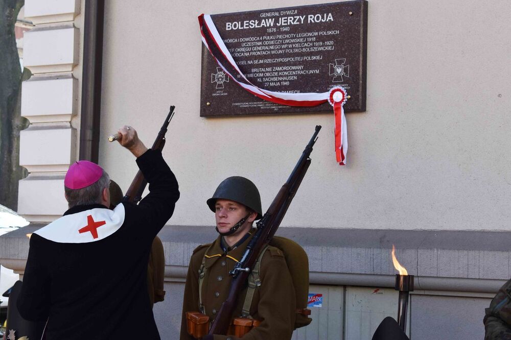 Odsłonięcie tablicy gen. Bolesława Roi w Kielcach. Fot. Katarzyna Pronobis (IPN)