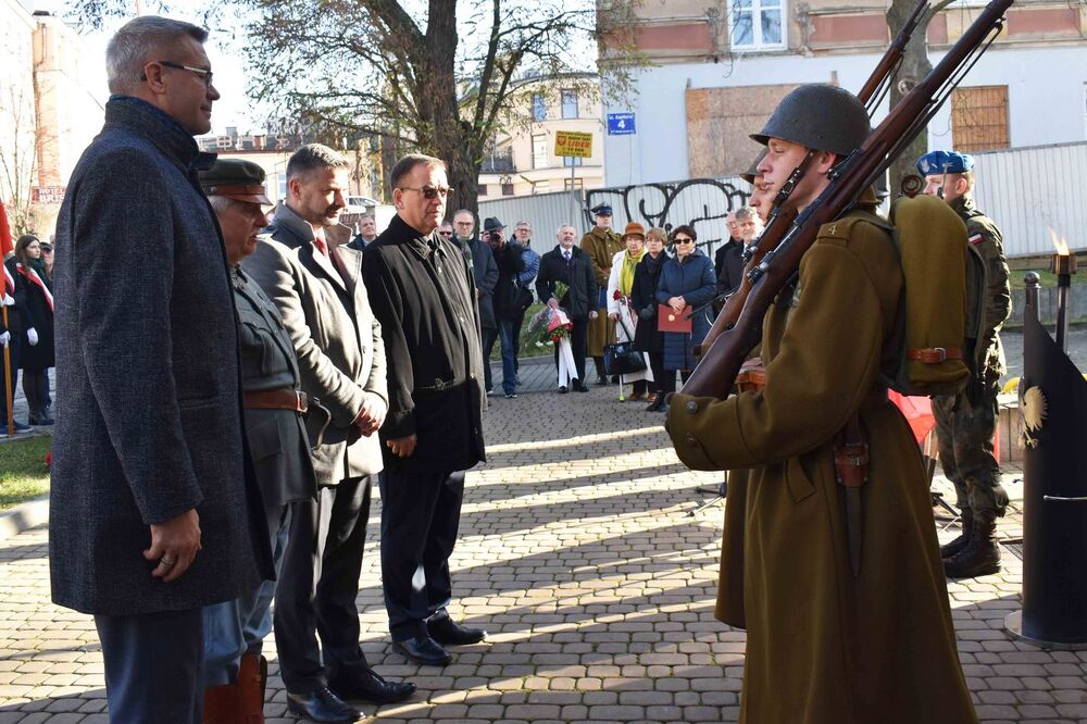 Odsłonięcie tablicy gen. Bolesława Roi w Kielcach. Fot. Katarzyna Pronobis (IPN)