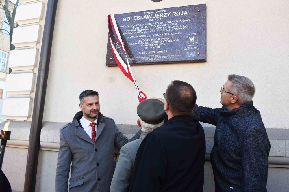 Odsłonięcie tablicy gen. Bolesława Roi w Kielcach. Fot. Katarzyna Pronobis (IPN)