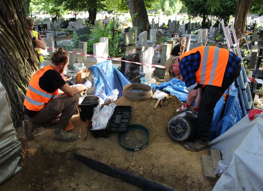 Prace poszukiwawcze na cmentarzu Rakowickim w Krakowie. Fot. IPN