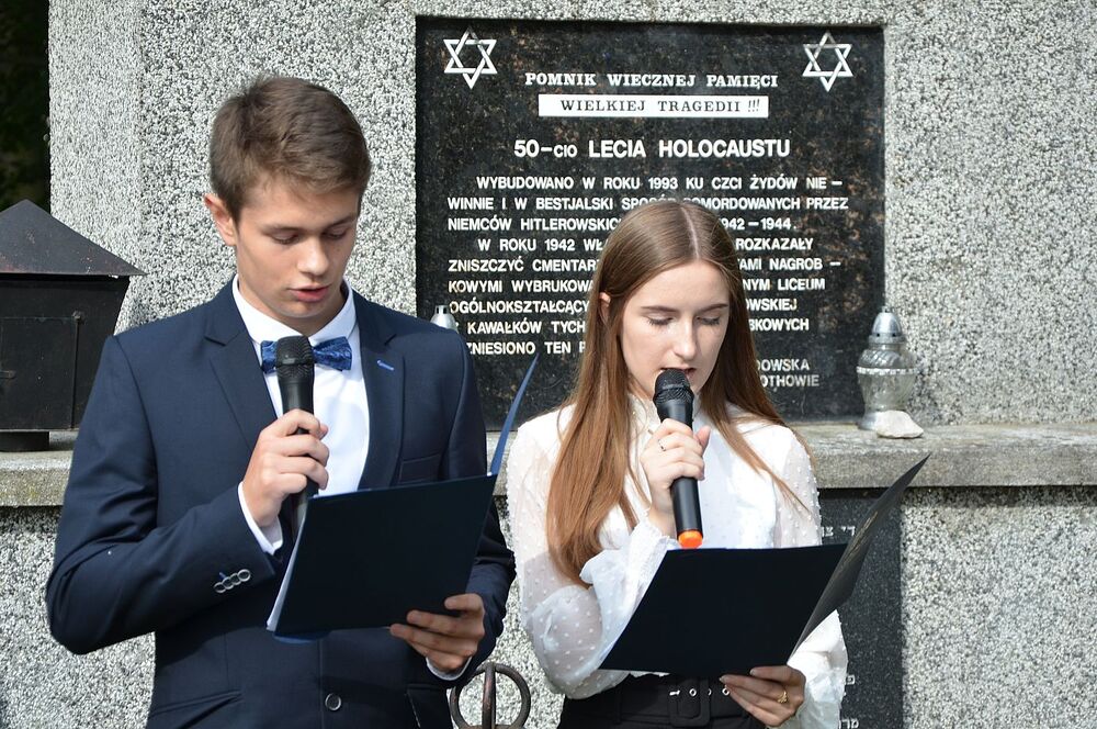 W Dąbrowie Tarnowskiej uczczono pamięć żydowskiej społeczności miasta. Fot. Janusz Ślęzak (IPN)