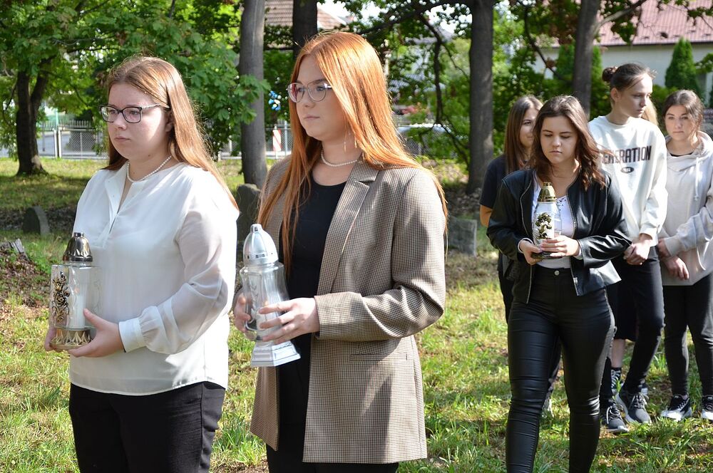 W Dąbrowie Tarnowskiej uczczono pamięć żydowskiej społeczności miasta. Fot. Janusz Ślęzak (IPN)